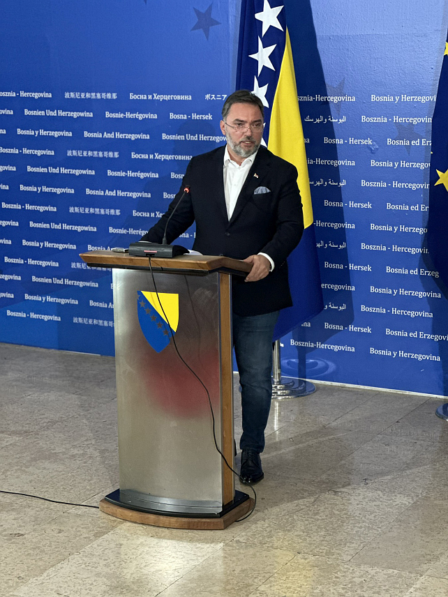 САРАЈЕВО, 9. СЕПТЕМБРА /СРНА/ - Министар спољне трговине и економских односа у Савјету министара Сташа Кошарац на конференцији за новинаре данас у Сарајеву након сједнице Савјета министара.	