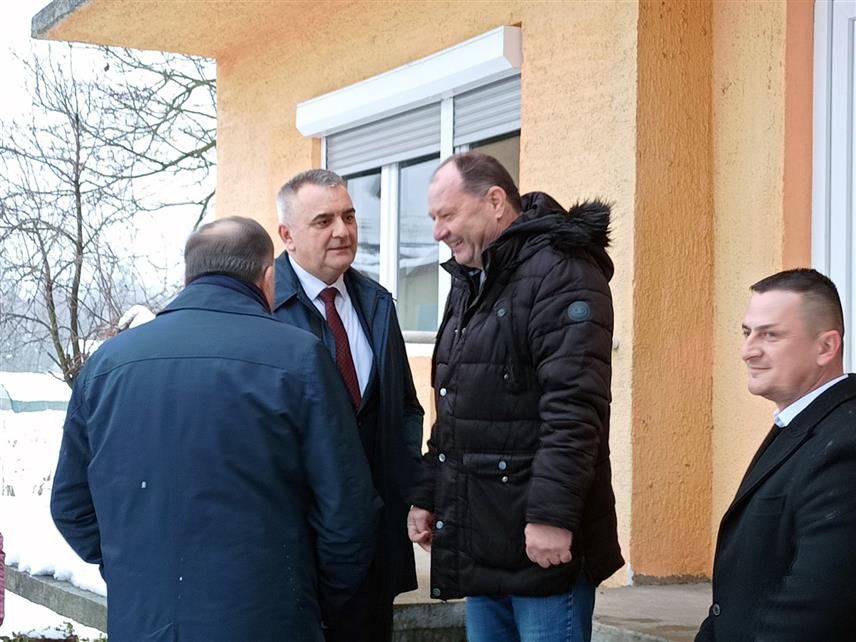 ДОЊИ ЖАБАР, 10. ЈАНУАРА /СРНА/ - Премијер Републике Српске Саво Минић и предсједник СНСД-а Милорад Додик обишли су данас у Човић Пољу у Доњем Жабару породицу Василић чија је кућа изгорјела у пожару и најавили 100.000 КМ помоћи за обнову дома.
