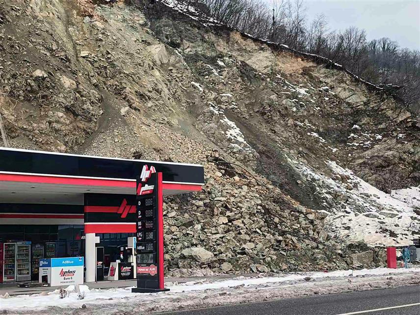 ЗВОРНИК, 11. ЈАНУАРА /СРНА/ - Огромна количина камења обрушила се на бензинску пумпу у зворником насељу Метеризе на магистралном путу Зворник-Бијељина, али на срећу није било повријеђних.