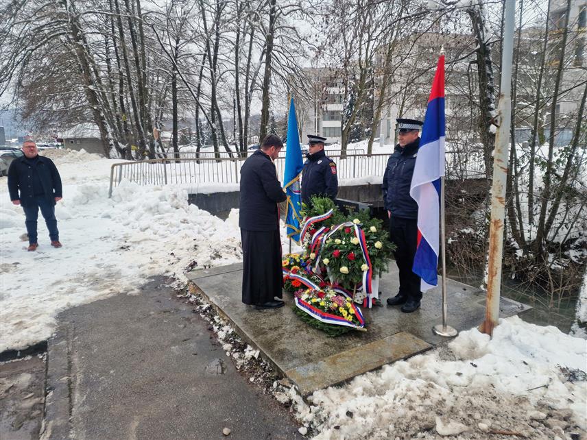 ИСТОЧНО САРАЈЕВО, 11. ЈАНУАРА /СРНА/ - Ветерани служби безбједности Републике Српске обиљежили су данас у Источном Сарајеву 32 године од погибије Зорана Цвијетића, првог министра унутрашњих послова САО Романија и начелника Сарајевско-романијско-бирчанског центра служби безбједности.	

