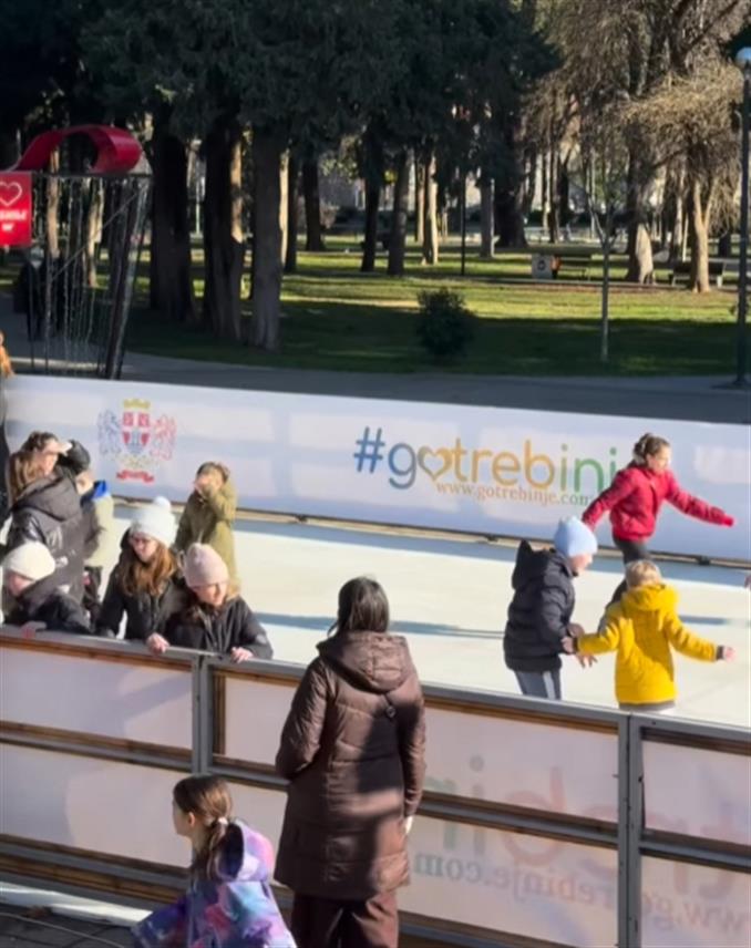 TРЕБИЊЕ, 11. ЈАНУАРА /СРНА/ - У Tребињу је данас отворено клизалиште које треба да обогати зимску туристичку понуду у најјужнијем граду Републике Српске.