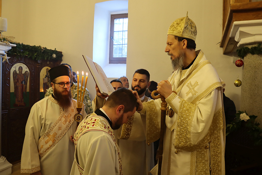 МОСTАР, 11. ЈАНУАРА /СРНА/ - Вјероучитељ Милош Јањић је данас рукоположен за мостарског ђакона, а чин рукоположења у Цркви Рођења Пресвете Богородице у Мостару обавио је митрополит Димитрије.