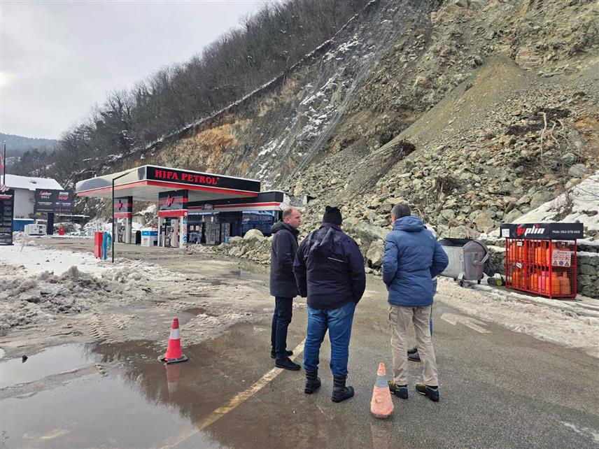 ЗВОРНИК, 11. ЈАНУАРА /СРНА/ - Настављено је обрушавање камења код бензинске пумпе у Метеризама код Зворника у непосредној близини магистралног пута Зворник–Бијељина, саопштено је из зворничке Градске управе.	
