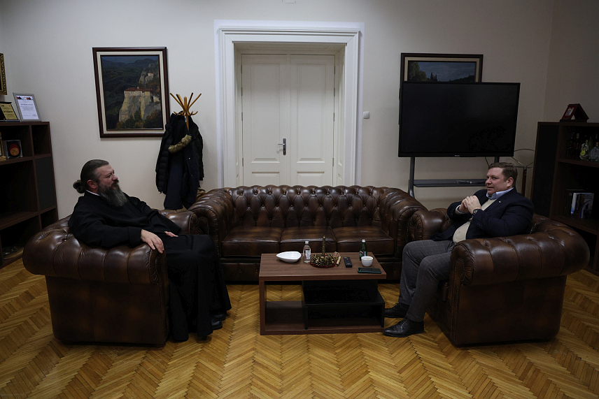 БЕОГРАД, 12. ЈАНУАРА /СРНА/ - Састанак директора Управе за сарадњу с дијаспором и Србима у региону Владимира Кокановића са свештеником Храма Свете Тројице у канадском Киченеру Јована Марјанца одржан данас у Београду.