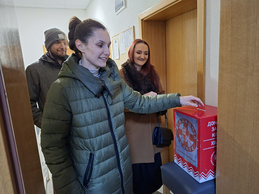 ШАМАЦ, 12. ЈАНУАРА /СРНА/ - У хуманитарној акцији Клуба навијача "Црвене звезде" Шамац и фондација "Делије", вечерас је у Шамцу прикупљено 2.100 КМ, који ће бити прослијеђени за помоћ српском народу у свим српским земљама.