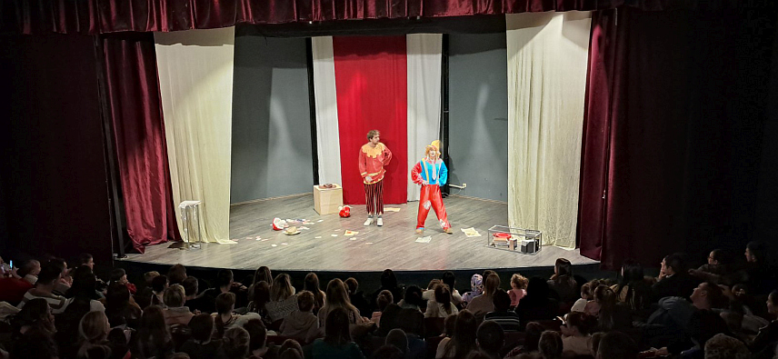 БАЊАЛУКА, 12. ЈАНУАРА /СРНА/ - Представа "Врбаска вила" изведена је вечерас у Дому омладине у Бањалуци, а најмлађи посјетиоци, којима је представа намијењена, град су могли да упознају кроз бајковиту причу, сцену и машту.