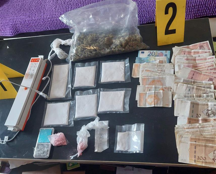 САРАЈЕВО, 13. ЈАНУАРА /СРНА/ - Готово килограм дроге пронађен је на подручју сарајевске општине Нови Град и ухапшен је А. Џ. /39/.