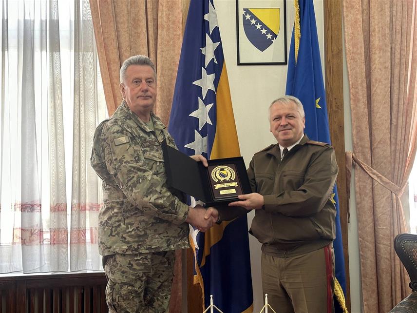 САРАЈЕВО, 13. ЈАНУАРА /СРНА/ - Начелник Заједничког штаба Оружаних снага БиХ генерал-пуковник Гојко Кнежевић данас је у Сарајеву примио у опроштајну посјету одлазећег команданта Еуфора у БиХ генерал-мајора Флорина Маријана Барбуа, којем је захвалио за успјешну сарадњу и лични ангажман за вријеме мандата у БиХ.