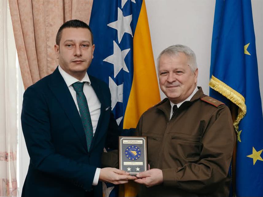САРАЈЕВО, 13. ЈАНУАРА /СРНА/ - Командант Мисије ЕУФОР-а генерал-мајор Флорин-Маријан Барбу уручио је данас у Сарајеву замјенику министра одбране у Савјету министара Александру Гогановићу почасну плакету за допринос сарадњи.