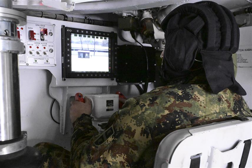 БЕОГРАД, 13. ЈАНУАРА /СРНА/ - Механизоване јединице Војске Србије изводе интензивну обуку на борбеним возилима пјешадије М-80 АБ1/В2, којима су у процесу модернизације унапријеђене маневарске и ватрене могућности, као и степен оклопне заштите, саопштило је вечерас Министарство одбране Србије.