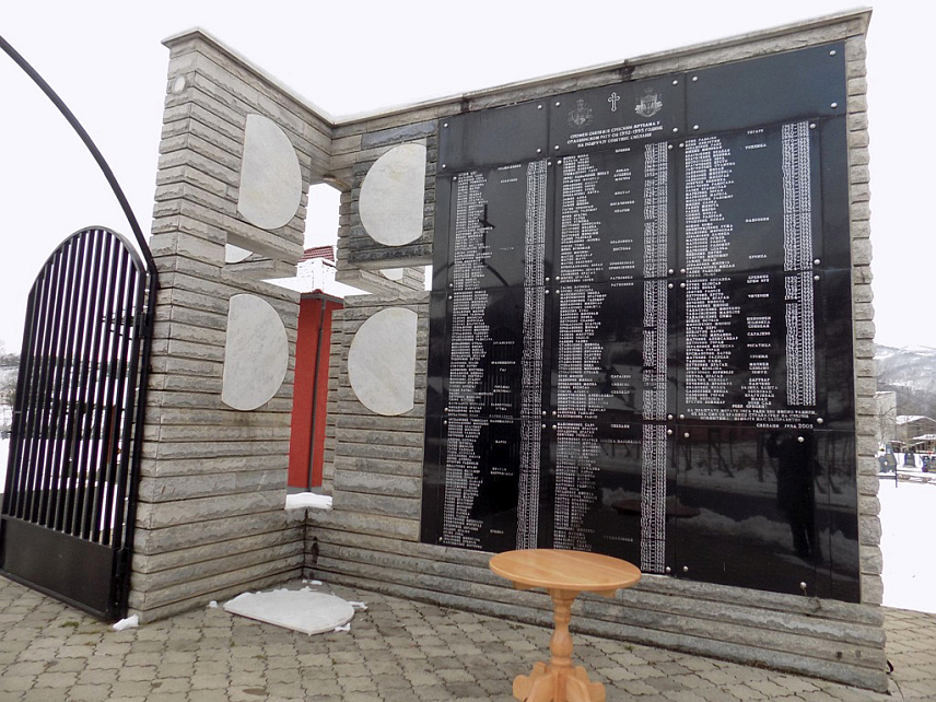 СРЕБРЕНИЦА, 14. ЈАНУАРА /СРНА/ - Код Централног споменика за 305 погинулих српских цивила и војника у Скеланима код Сребренице, у петак, 16. јануара биће служен парастос и одата почаст убијеним Србима из овог мјеста и сусједних села, од којих је 69 настрадало тог датума прије 33 године.