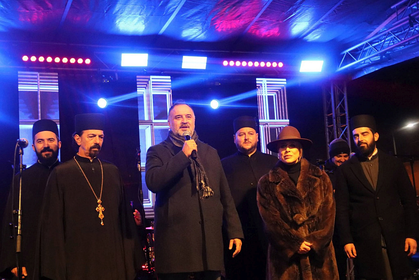 ДЕРВЕНТА, 14. ЈАНУАРА /СРНА/ - Дервента је у православну Нову годину ушла уз ватромет, окупљени на Тргу православља славили су уз концерт Слађе Алегро и ди-џеј Сергеја, а прилику да уживају у богатом програму имали су и најмлађи.