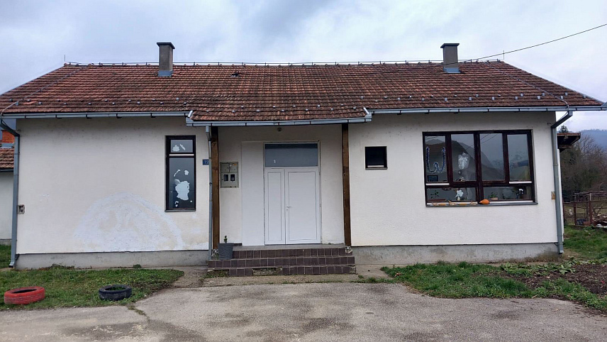 БРАТУНАЦ, 14. ЈАНУАРА /СРНА/ - Одборници Републичке странке Српске /РСС/ у Скупштини општине Братунац Славиша Јосиповић и Миљан Мичић донирали су нова врата подручној школи у братуначком мјесту Tегаре јер су стара била дотрајала и небезбједна.