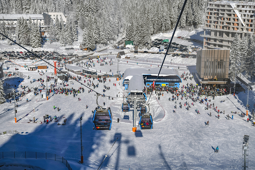 ЈАХОРИНА, 14. ЈАНУАРА /СРНА/ - На Јахорини у протеклом периоду забиљежено је око 50 центиметара новог снијега, чиме су створени добри услови за скијање и боравак на планини, а скијашима су на располагању уређене стазе и стабилни временски услови, због чега је забиљежен повећан број посјетилаца.