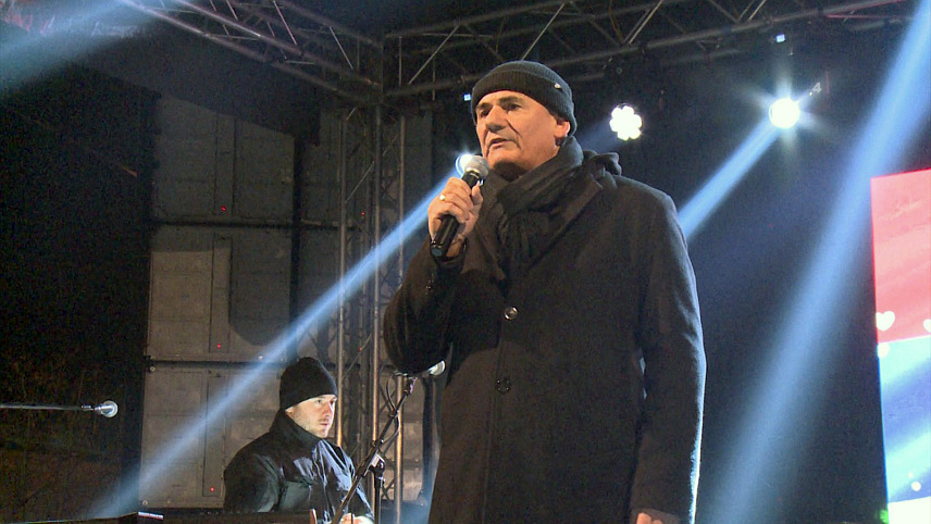 БРЧКО, 14. ЈАНУАРА /СРНА/ - Више хиљада грађана Брчког и околних мјеста дочекало је православну Нову 2026. годину на платоу испред хотела "Јелена". Централни догађај настављен је на отвореној бини концертом групе "Легенде", а организатори су за све присутне обезбиједили бесплатно кувано вино. Градоначелник Брчко дистрикта Синиша Милић у поноћ је упутио честитку са жељом да ново љето донесе здравље, мир и благостање.