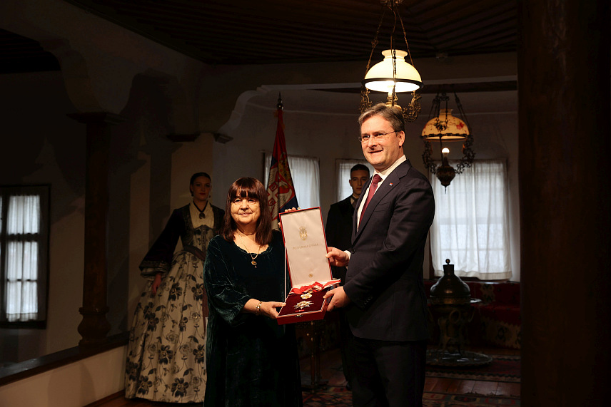 БЕОГРАД, 14. ЈАНУАРА /СРНА/ - Књижевници Љиљани Хабјановић Ђуровић данас је, на свечаности у Конаку кнегиње Љубице, уручен Орден Карађорђеве звезде првог степена, орден који је указом додијелио предсједник Србије Александар Вучић, Ђуровићевој је уручио министар културе Србије Никола Селаковић, као изасланик предсједника.