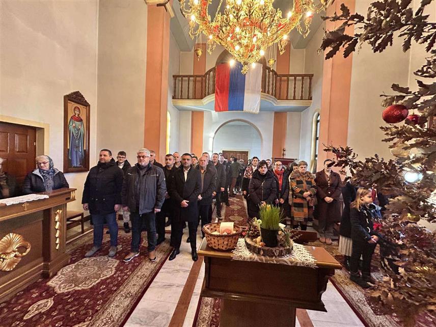 КОЗАРСКА ДУБИЦА, 14. ЈАНУАРА /СРНА/ - У Цркви Светог апостола и јеванђелисте Марка у Драксенићу код Козарске Дубице служен је помен за жртве стравичног усташког злочина који се догодио на данашњи дан 1942. године, гдје је убијено 208 мјештана, махом жена и дјеце. Након помена начелник општине Игор Савковић са предсједником Скупштине општине Милошем Бањцем положио је вијенац на остатке старе цркве.