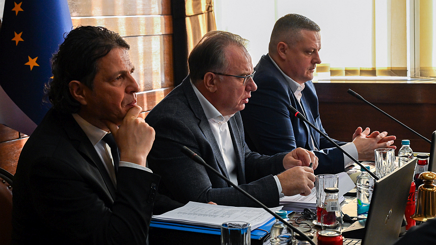 САРАЈЕВО, 14. ЈАНУАРА /СРНА/ - Влада Федерације БиХ /ФБиХ/ утврдила је данас пакет од шест кључних закона и измјена закона којима се спроводи стратешка реформа финансијског и платног система ФБиХ.