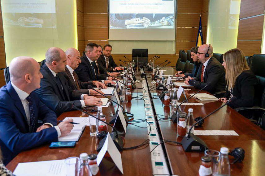 САРАЈЕВО, 14. ЈУАНУАРА /СРНА/ - Руководство Спољнотрговинске коморе БиХ затражило је од отправника послова Амбасаде САД у БиХ Џона Гинкела да се царинске стопе за производе из БиХ сведу барем на ниво царина које Америка примјењују у трговини са ЕУ, те указало на значај стварања повољнијих услова за домаће извознике.