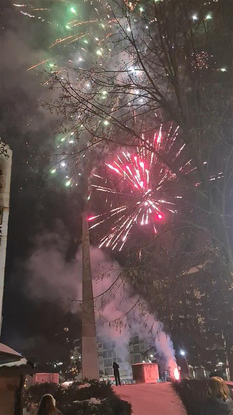 ДОБОЈ, 14. ЈАНУАРА /СРНА/ - Добојлије су православну Нову годину дочекали у Парку народних хероја, Теслићани на Градском тргу, а грађани Станара у Центру за културу.