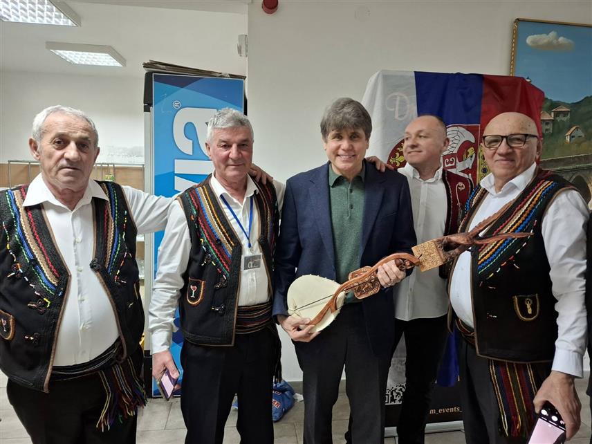 ВИШЕГРАД, 14. ЈАНУАРА /СРНА/ – Дарко Лечић, предсједник Гусларског друштва "Раде Јамина", уручио је у Вишеграду бившем гувернеру савезне државе Илиноис Роду Благојевићу гусле као симбол духовне и културне повезаности српског народа у отаџбини и расијању. Лечић је овај поклон предао Благојевићу синоћ током манифестације "Српско сијело" чији је почасни гост био.