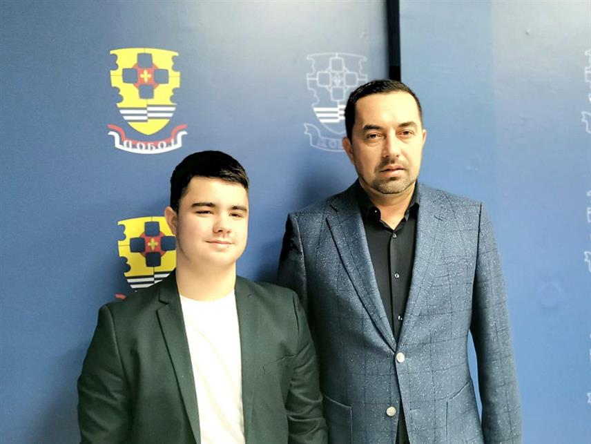 ДОБОЈ, 15. ЈАНУАРА /СРНА/ - Градоначелник Добоја Борис Јеринић уприличио је данас пријем за талентованог хармоникаша из овог града Владимира Куртиновића, добитника бројних међународних награда и признања.