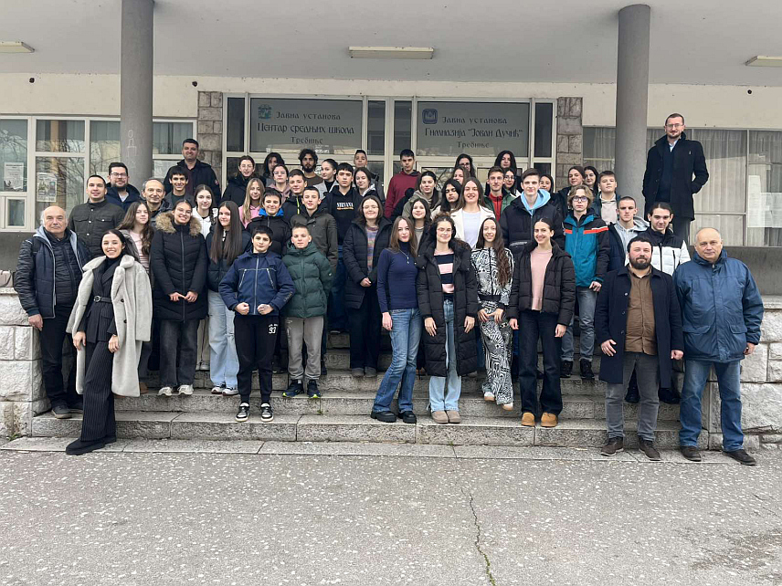 TРЕБИЊЕ, 15. ЈАНУАРА /СРНА/ - У Требињу је данас завршена Осма зимска школа физике која је окупила педесетак ученика из Републике Српске, који су, осим такмичарских задатака, имали прилику да изводе и лабораторијске вјежбе.