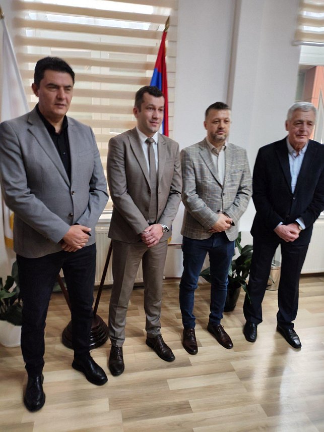 СРЕБРЕНИЦА, 15. ЈАНУАРА /СРНА/ - Челници укупно четири општине средњег Подриња у Републици Српској и Србији потписали су данас у Сребреници Споразум о разумијевању и сарадњи у области туризма и омладинског образовања и усавршавања.