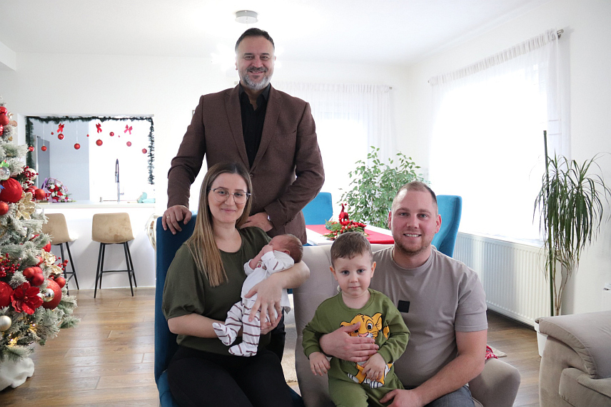 ДЕРВЕНТА, 15. ЈАНУАРА /СРНА/ - Лука Кнежевић прва је беба са подручја града Дервента рођена у 2026. години и друго је дијете у породици родитеља Јована и Јелене, којима је градоначелник Игор Жунић данас уручио дукат и пригодне поклоне.