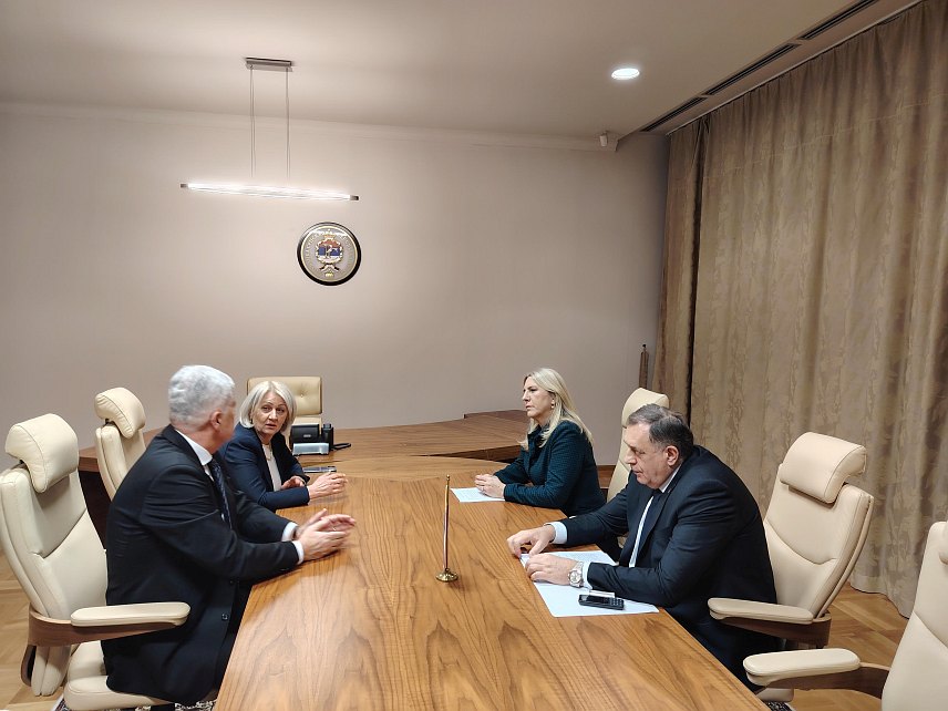 ИСТОЧНО САРАЈЕВО, 15. ЈАНУАРА /СРНА/ - У Источном Сарајеву у току је састанак лидера СНСД-а Милорада Додика и ХДЗ-а БиХ Драгана Човића.