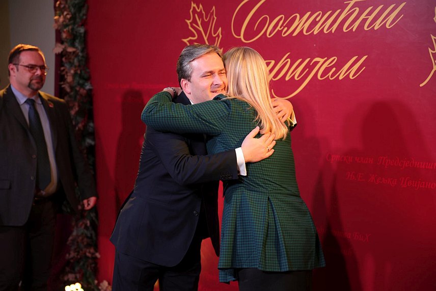 ИСТОЧНО САРАЈЕВО, 15. ЈАНУАРА /СРНА/ - Традиционални божићни пријем који организује српски члан Предсједништва БиХ Жељка Цвијановић почео је у Административном центру Владе Републике Српске у Источном Сарајеву, пријему је присуствовала делегација Владе Србије коју предводи министар културе Никола Селаковић.