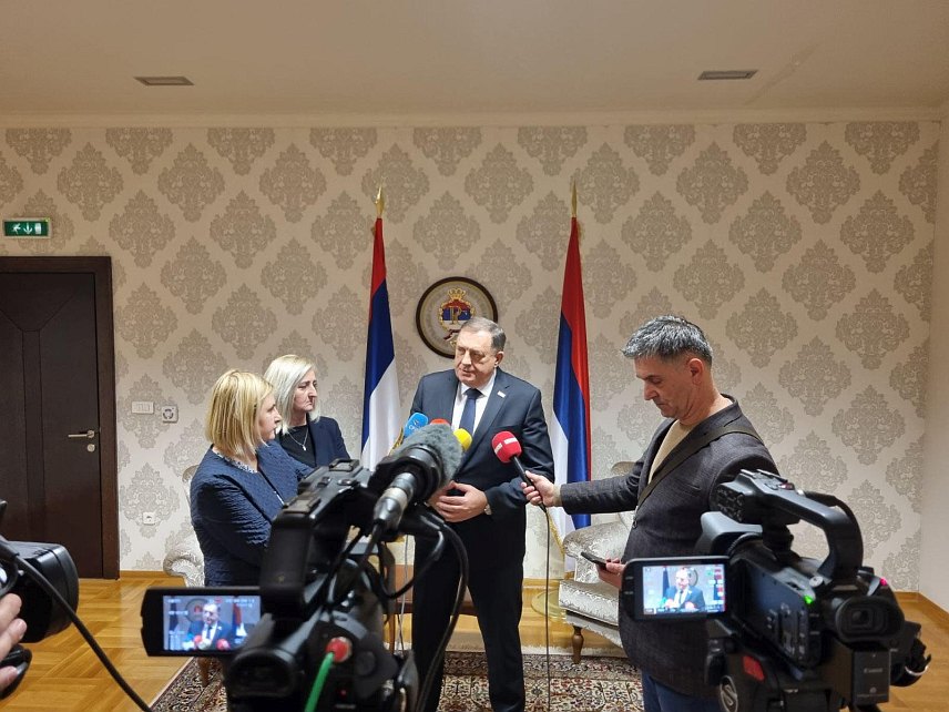 ИСТОЧНО САРАЈЕВО, 15. ЈАНУАРА /СРНА/ - Лидер СНСД-а Милорад Додик обраћање новинарима након састанка да лидером ХЗД-а БиХ Драганом Човићем.