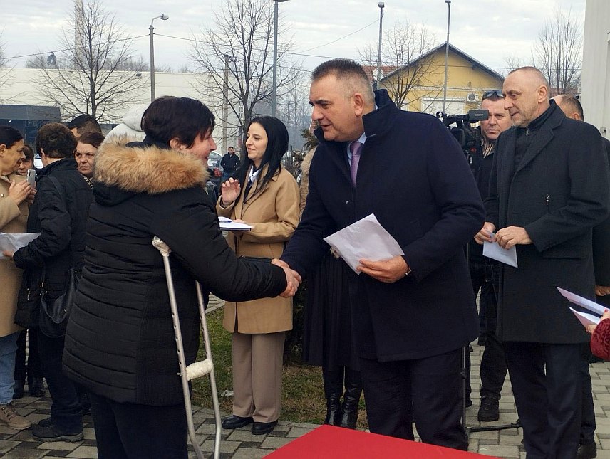 БАЊАЛУКА, 16. ЈАНУАРА /СРНА/ - Предсједник Владе Републике Српске Саво Минић и министар рада и борачко-инвалидске заштите Данијел Егић данас су у бањалучком насељу Ада уручили кључеве 15 станова породицама погинулих бораца и ратних војних инвалида.