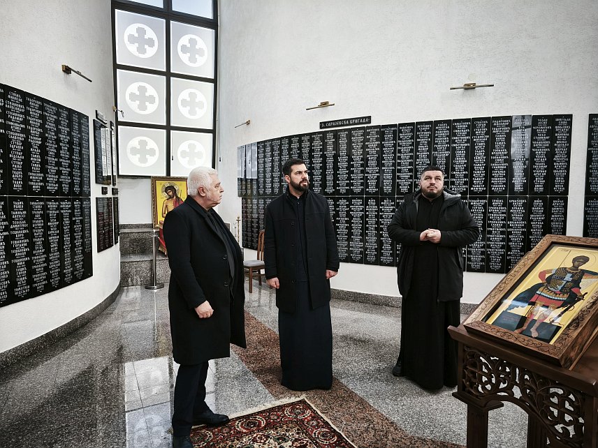 ИСТОЧНА ИЛИЏА, 16. ЈАНУАРА /СРНА/ - Министар информисања и телекомуникација Србије Борис Братина посјетио је Спомен-цркву Светог великомученика Димитрија на Вељинама у којој су исписана имена 2.793 борца са подручја Сарајевско-романијске регије који су погинули у Одбрамбено-отаџбинском рату.