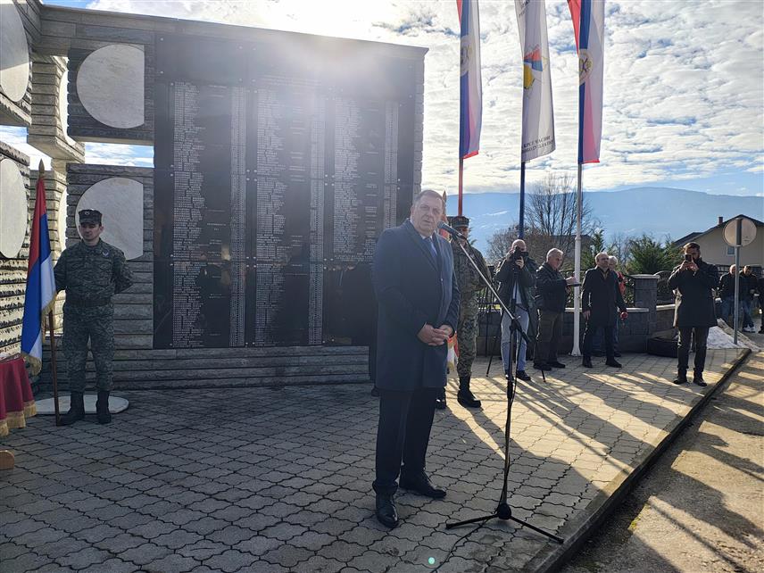 СКЕЛАНИ, 16. ЈАНУАРА /СРНА/ - Лидер СНСД-а Милорад Додик истакао је данас у Скеланима да неће напустити политику српске националне одбране од националистичке експанзије Бошњака на овом простору.