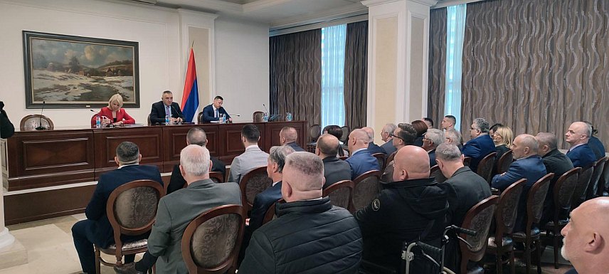 БАЊАЛУКА, 16. ЈАНУАРА /СРНА/ - Предсједник Владе Републике Српске Саво Минић састао се данас у Бањалуци са представницима социјалних партнера. Састанку у сједишту Владе Републике Српске присуствовали су представници Савеза синдиката Републике Српске, послодаваца, Срба у ФБиХ са већинским српским становништвом, универзитета, удружења проистеклих из Одбрамбено-отаџбинског рата, пензионера.