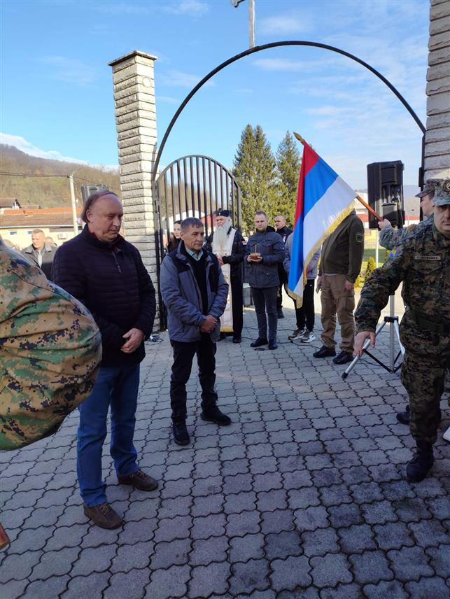 СРЕБРЕНИЦА, 16. ЈАНУАРА /СРНА/ - Обиљежавање 33 године од страдања мјештана Скелана код Сребренице у посљедњем рату, поводом тога служен је парастос, одата почаст жртвама, прислужене свијеће и положено цвијеће код Централног споменика у Скеланима.