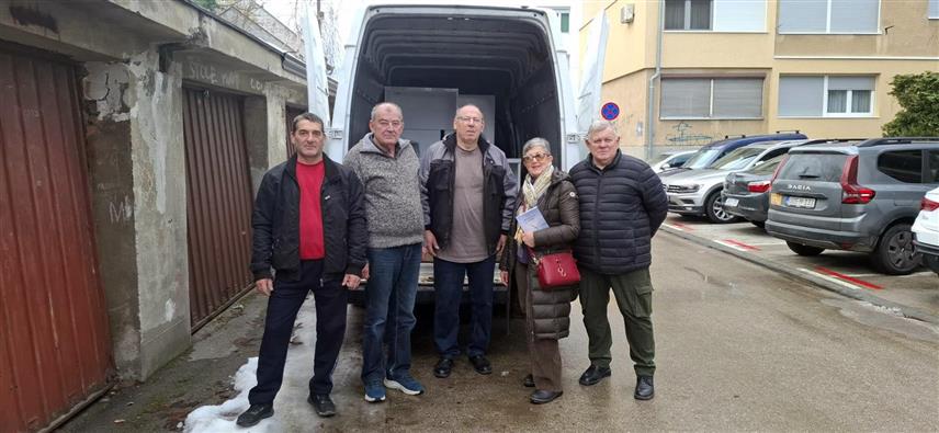 ШАМАЦ, 16. ЈАНУАР /СРНА/ - Центар за подршку породицама дјеце и особа са потешкоћама у развоју "Дјеца Сунца" Шамац данас је добио вриједну донацију од хуманиста из Брчког - девет рачунара, 13 монитора са пратећом опремом, осам столова и једну столицу.