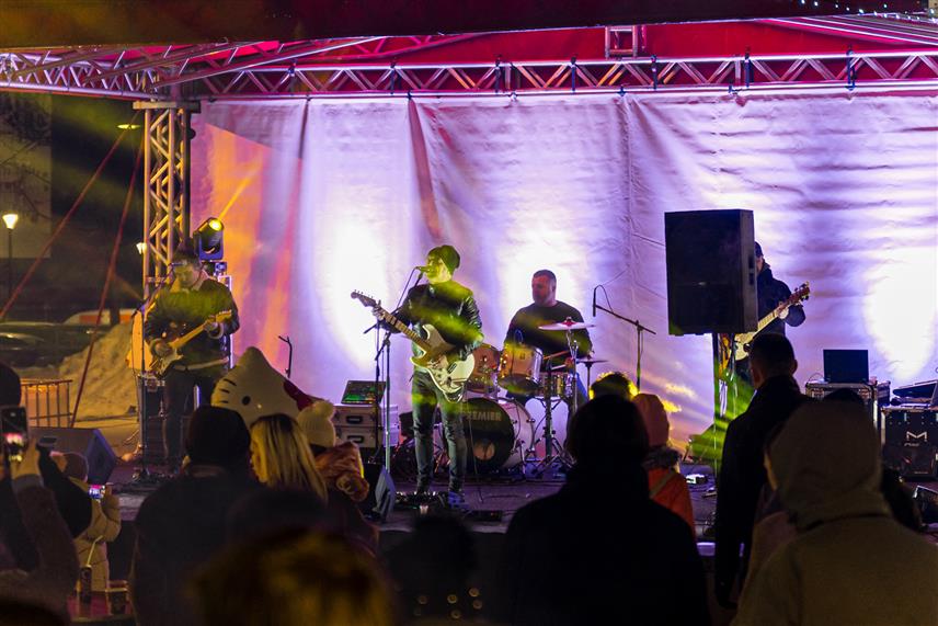 ПАЛЕ, 16. ЈАНУАРА /СРНА/ - У оквиру манифестације "Паљанска зима" на Студентском тргу на Палама публика је вечерас имала прилику да ужива у јединственом догађају "Бир рок фестивала" и концерту рок групе "Параноид".