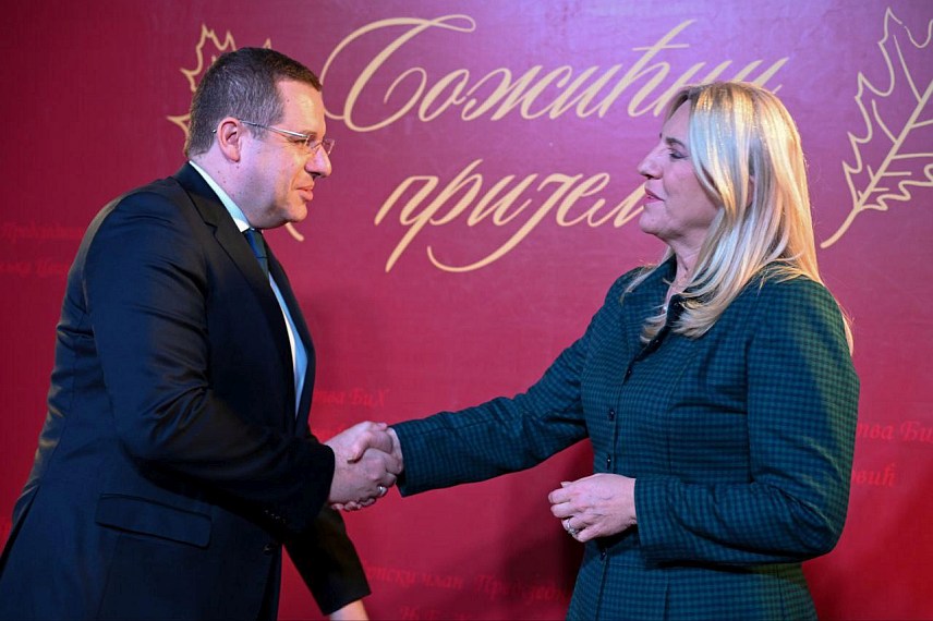 ИСТОЧНО САРАЈЕВО, 16. ЈАНУАРА /СРНА/ - Српски делегат у Дому народа Парламентарне скупштине БиХ Радован Ковачевић синоћ на Божићном пријему српског члана Предсједништва БиХ Жељке Цвијановић.