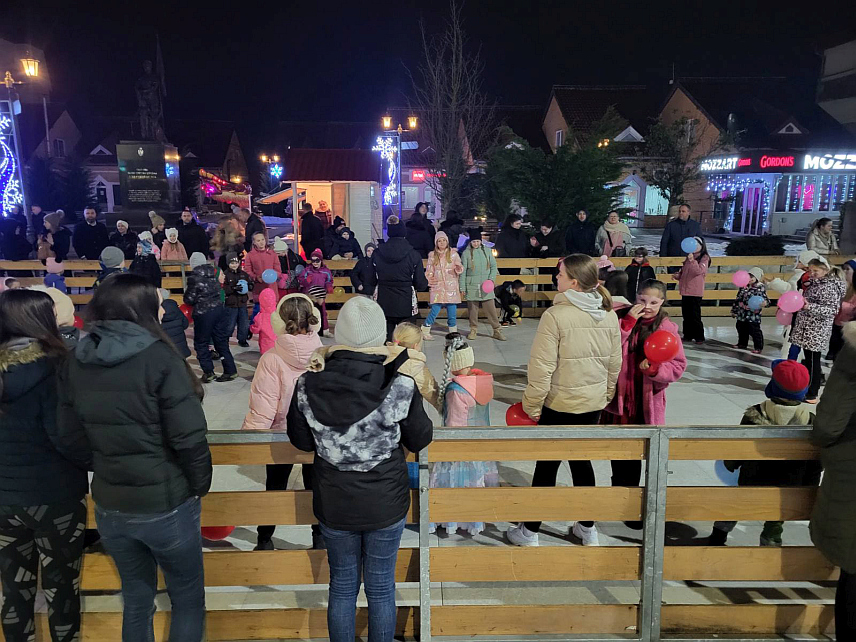 ВЛАСЕНИЦА, 18. ЈАНУАРА /СРНА/ - На клизалишту на Tргу српских бораца у Власеници седамдесетак малишана показало је своје вјештине на леду и у креативним играма, као и маштовите маске.