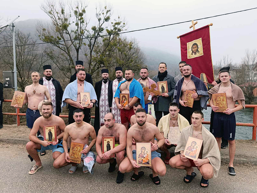 РИБНИК, 18. ЈАНУАРА /СРНА/ - Двадесетшестогодишњи Александар Радојичић из Превије побједник је данашњег пливања за Часни крст у ријеци у Горњем Рибнику у којем је учествовало 17 лица.