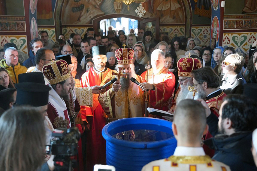 БЕОГРАД, 18. ЈАНУАРА /СРНА/ - Његова светост патријарх српски Порфирије служио је данас, на Крстовдан, литургију у Цркви Светог пророка Илије у београдском насељу Миријево и том приликом истакао да је човјек икона Божија и да је аутентичан и цјеловит само онда када је у нераскидивој заједници са Богом.