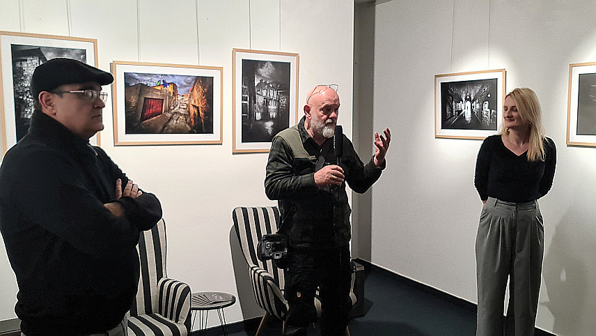 ДОБОЈ, 18. ЈАНУАРА /СРНА/ - У галерији добојског Културног склоништа вечерас је отворена изложба фотографија "Требиње као колекција", аутора Душана Вуковића из Требиња, на којима су представљени свакодневни призори овог града изван туристичких клишеа.