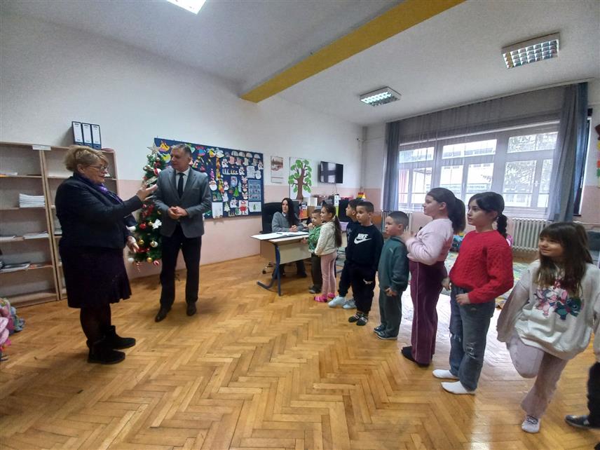 БАЊАЛУКА, 19. ЈАНУАРА /СРНА/ - Министар просвјете и културе Републике Српске Боривоје Голубовић поводом почетка другог полугодишта посјетио је подручно одјељење Основне школе "Јован Дучић" у бањалучком насељу Куљани.