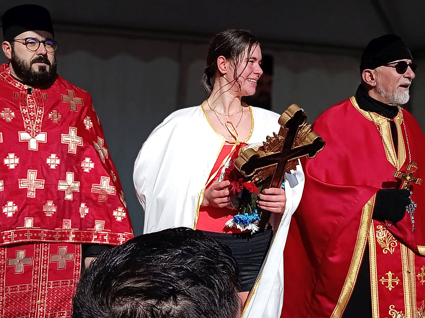 БЕОГРАД, 19. ЈАНУАРА /СРНА/ - Двадесетједногодишња студенткиња економије из Београда Маша Петковић прва је међу 400 пливача допливала до Часног крста у Земуну.