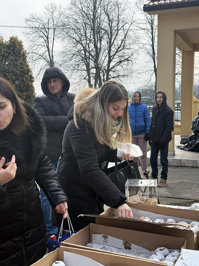 ШАМАЦ, 19. ЈАНУАРА /СРНА/ - Хуманитарна организација "Срби за Србе" организовала је данас у Храму Рођења Пресвете Богородице у Обудовцу акцију "Крофне из блока", а прикупљених 1.071 КМ и 25 евра, намијењени су за помоћ породици Цвијановић из Пелагићева - самохраној мајци са петоро дјеце.	
