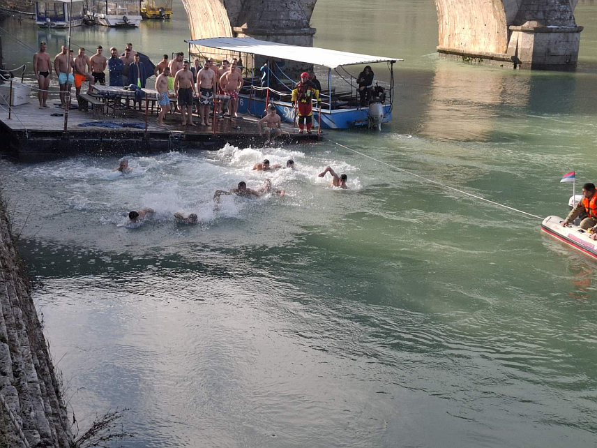 ВИШЕГРАД, 19. ЈАНУАРА /СРНА/ - У пливању за Часни крст учествовала су 34 пливача, младићи и дјевојке из Србије и Републике Српске. Најмлађа учесница била је Анастасија Савић, која је истакла да је пливање посветила другарици која се налази на лијечењу, уз жељу за њен брз опоравак.