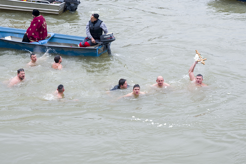 СРБАЦ, 19. ЈАНУАРА /СРНА/ - У ријеци Сави у Каоцима код Српца, на температури испод нуле, међу 12 пливача до Часног крста први је допливао Мирослав Бркић.