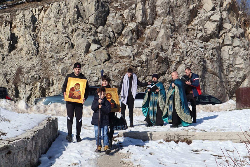 ГАЦКО, 19. ЈАНУАРА /СРНА/ - У Гацку је данас у присуству бројних вјерника на језеру Врба обављено водоосвештање, након чега су нахрабрији вјерници ушли у воду.